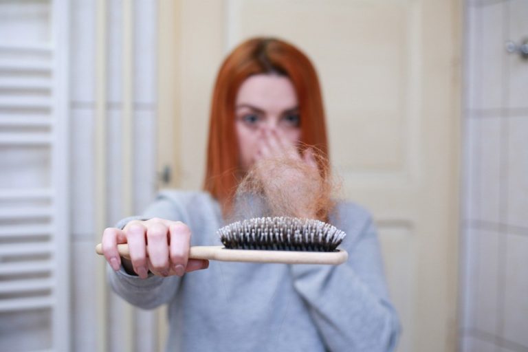 Haarausfall frau bürste omg
